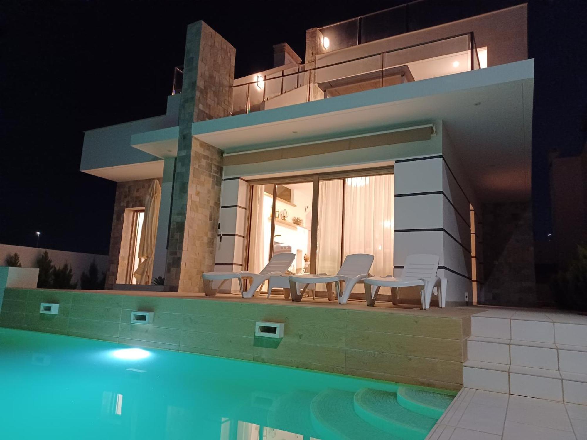 Villa De Sol In Alcazares With 4 Bedrooms, Private Swimming Pool, Sauna And Jacuzzi. Los Alcázares